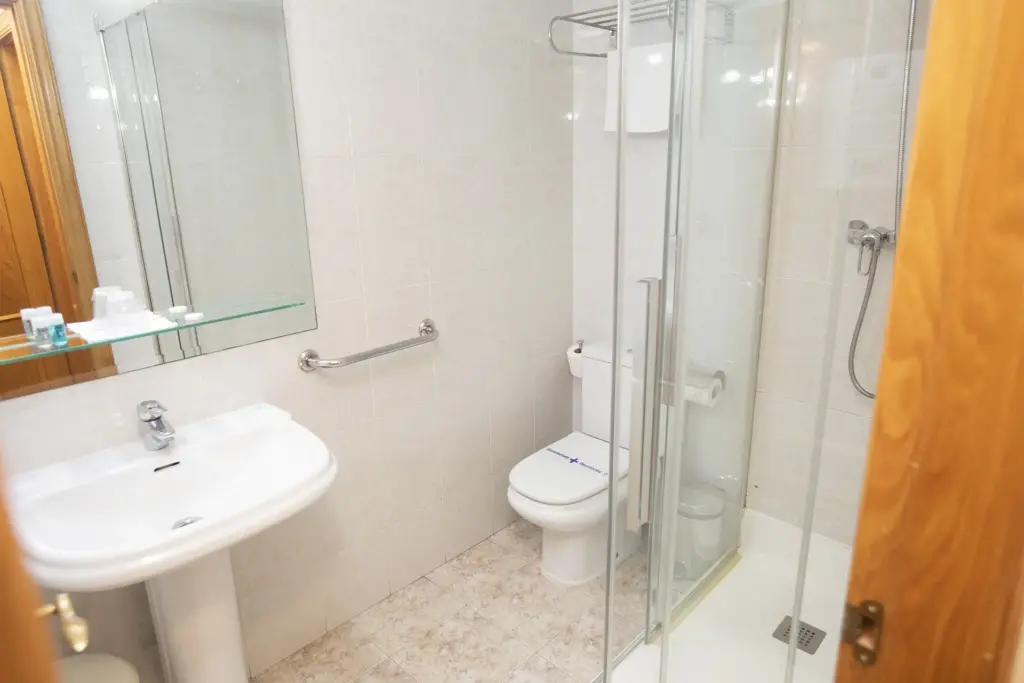 habitacion doble matrimonio hotel payro milladoiro baño1