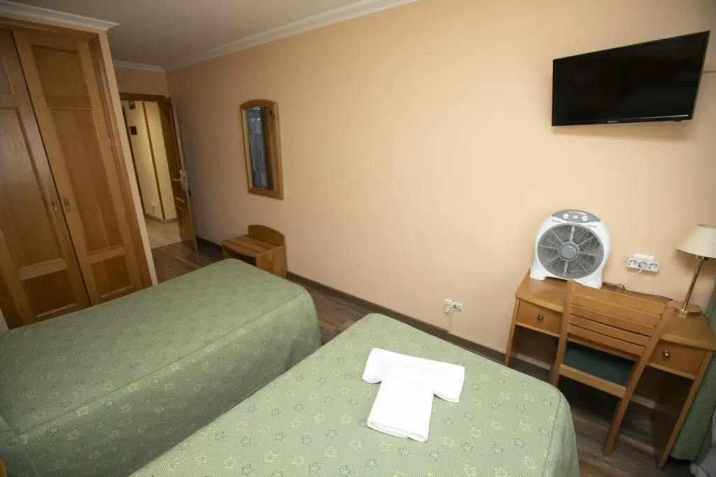 habitacion doble twin hotel payro milladoiro 4