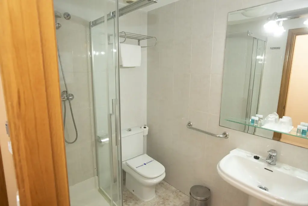 habitacion doble twin hotel payro milladoiro baño