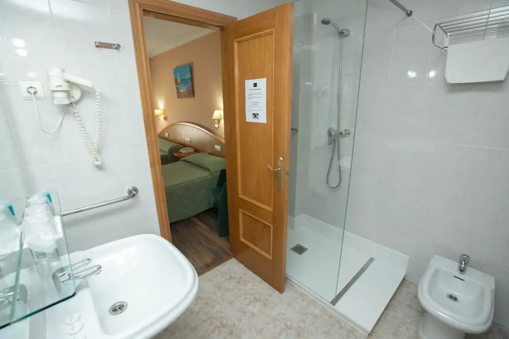 habitacion triple familiar hotel payro milladoiro baño