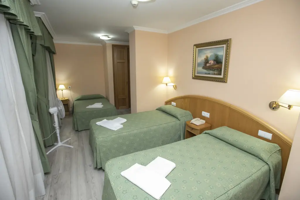 habitacion triple hotel payro milladoiro