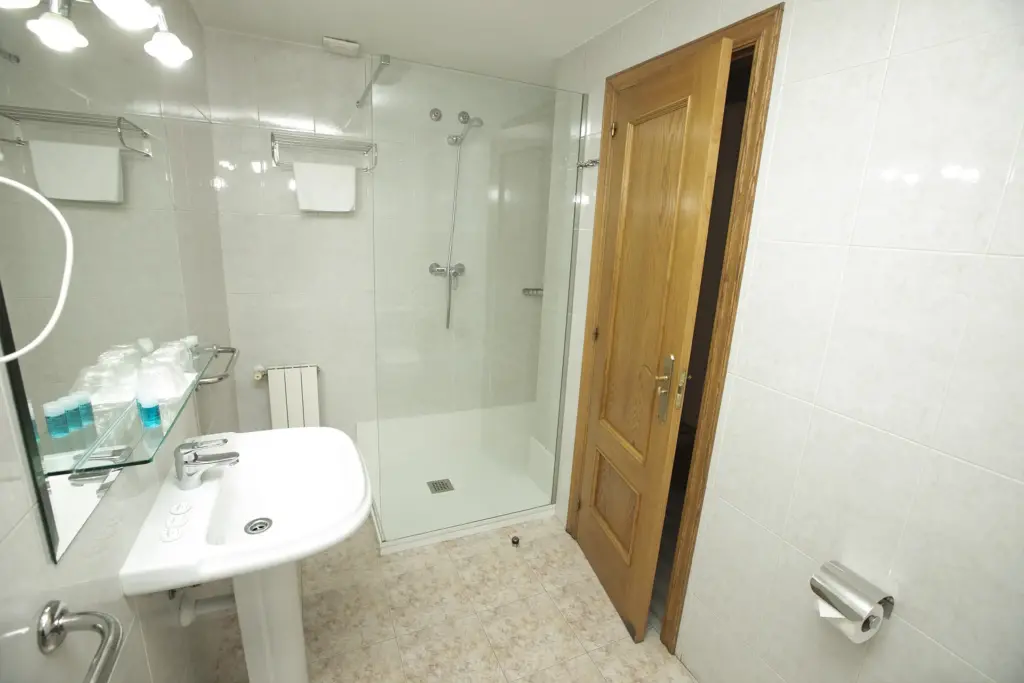 habitacion triple hotel payro milladoiro baño
